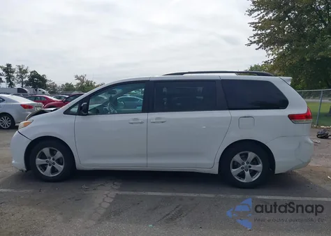 2013 Toyota Sienna Le V6 8 Passenger z USA, uszkodzony, nr VIN 5TDKK3DC3DS308565